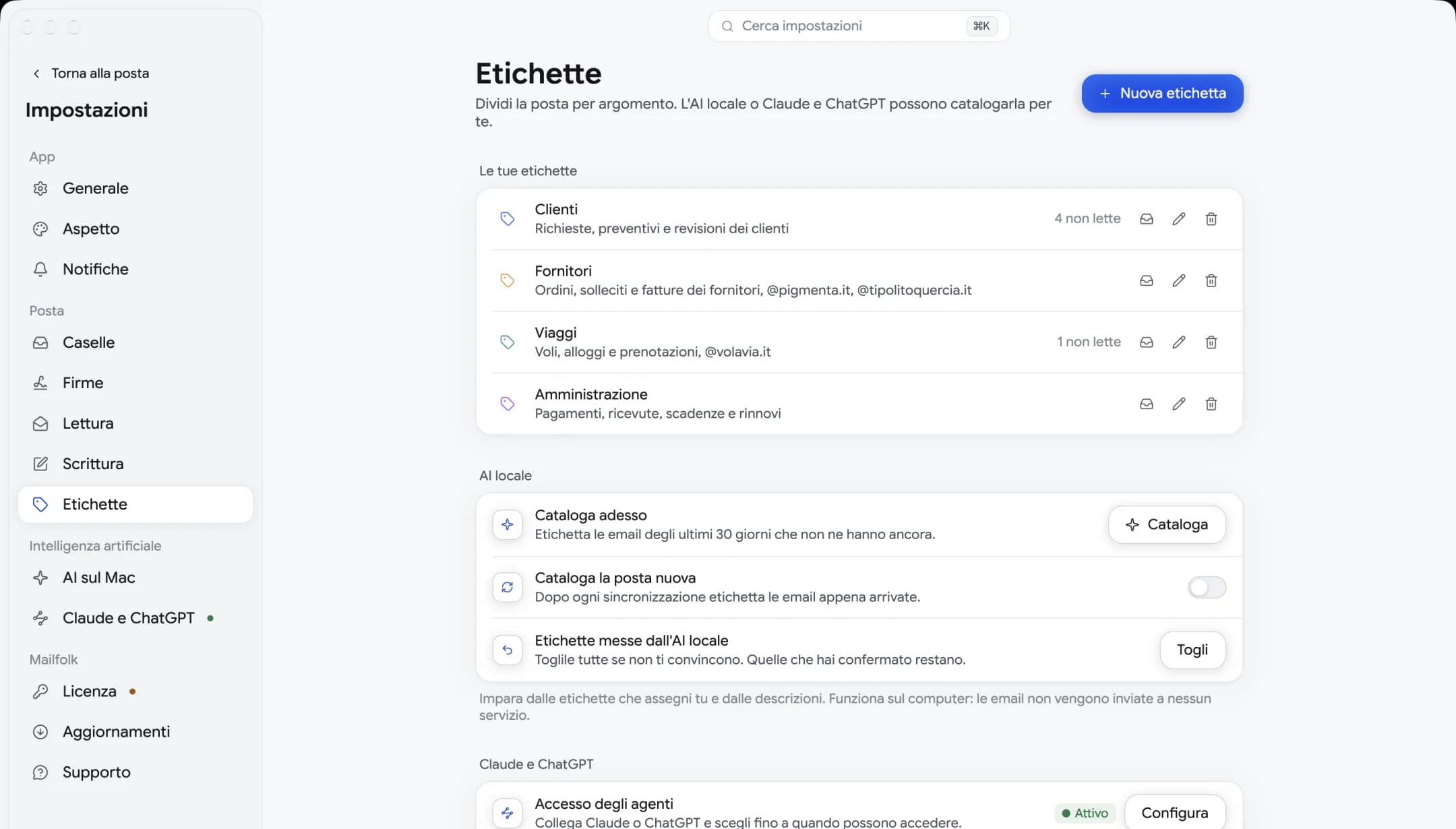Le impostazioni delle etichette di Mailfolk: Clienti, Fornitori, Viaggi e Amministrazione con le loro descrizioni, e i comandi per catalogare la posta con l'AI locale